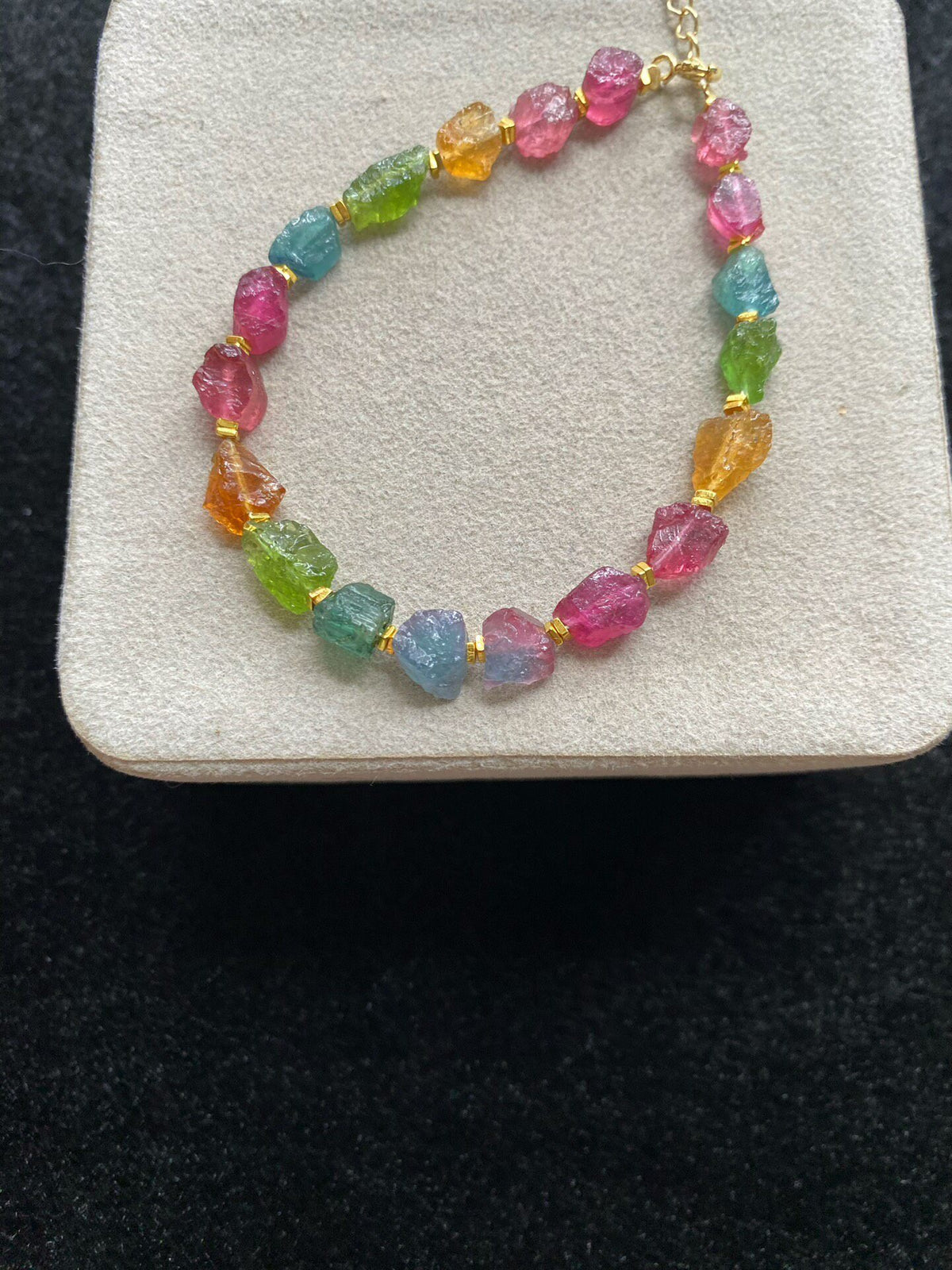 Pulsera arcoíris de turmalina en bruto