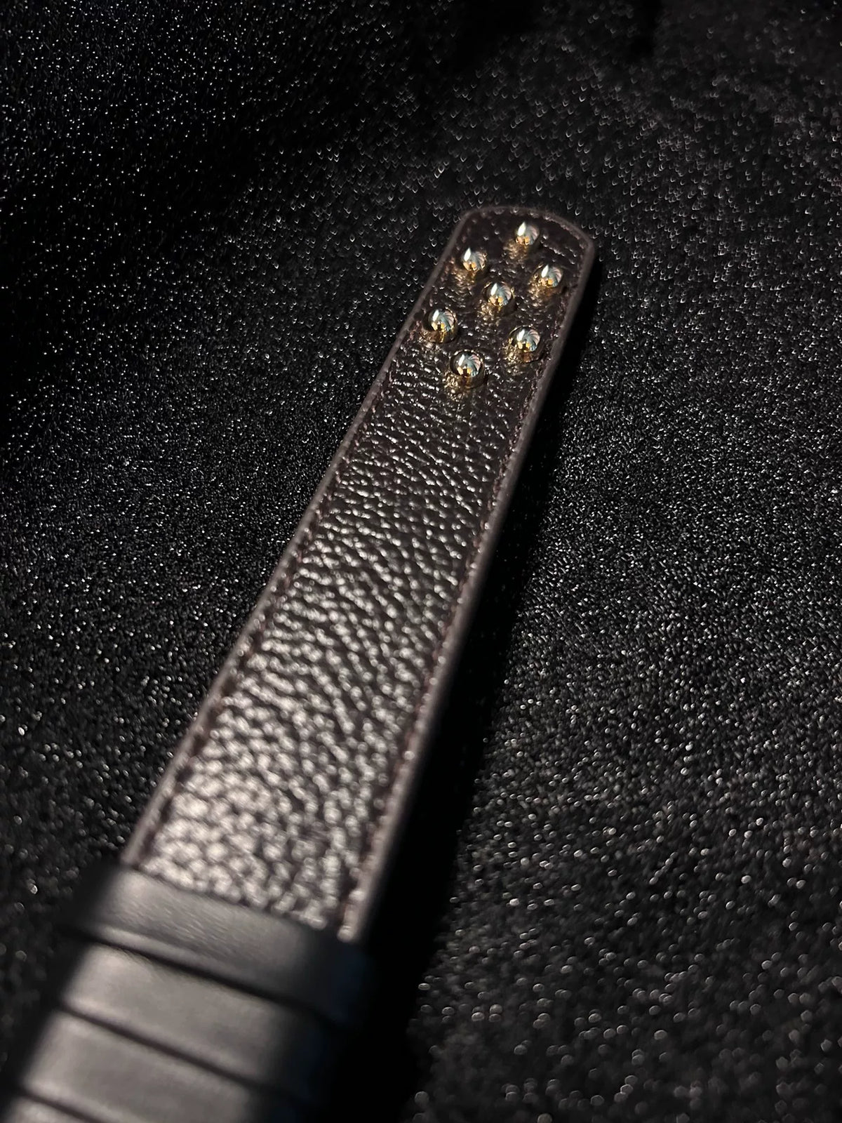Paddle in pelle nera con grana lychee