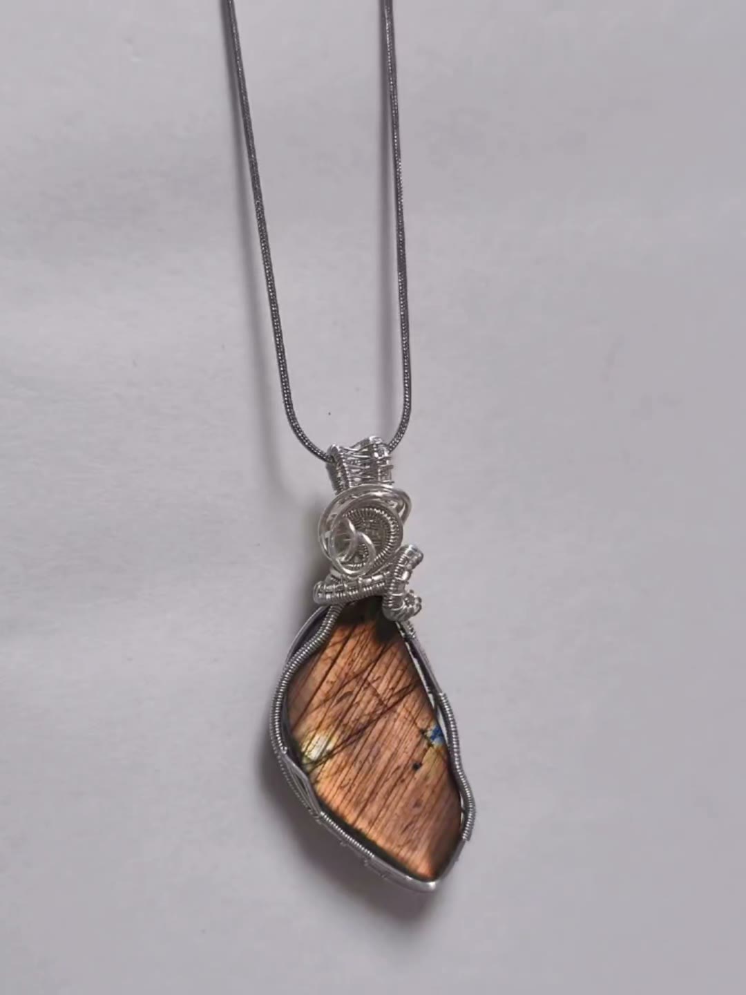 Collana artigianale in labradorite arancione avvolta nel filo