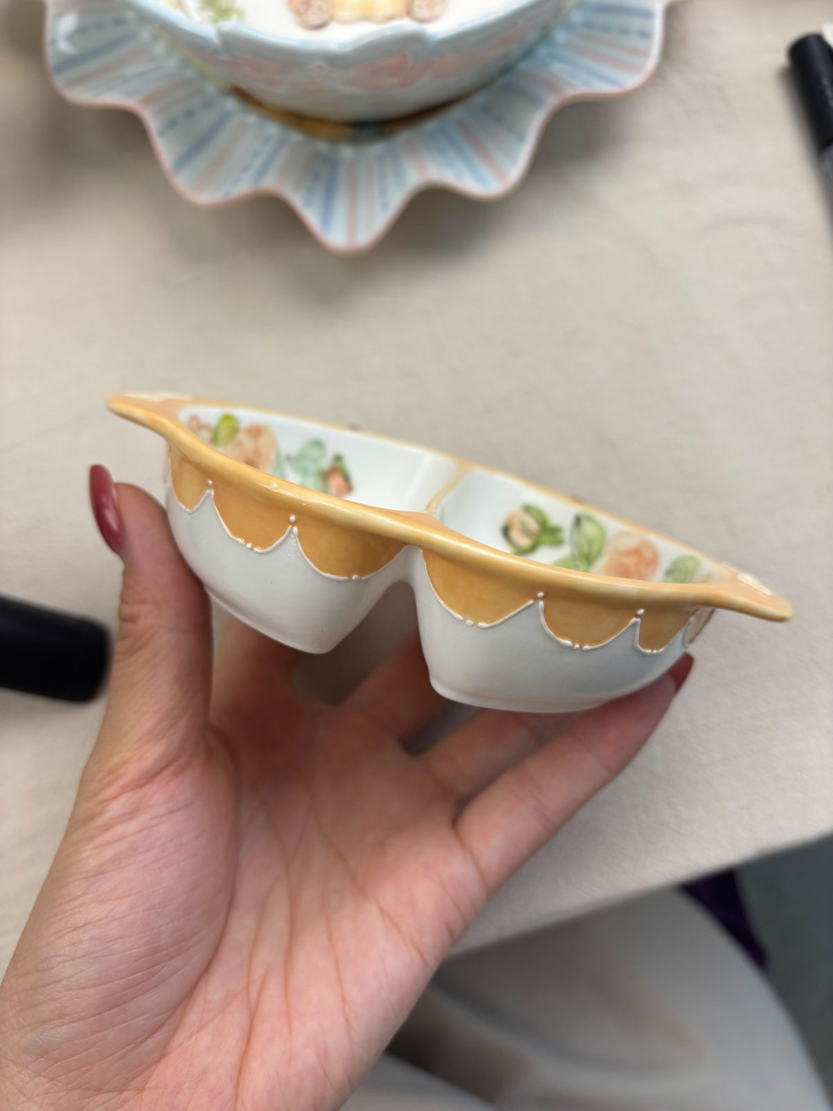 Piatto diviso in ceramica fatto a mano con conigli dipinti