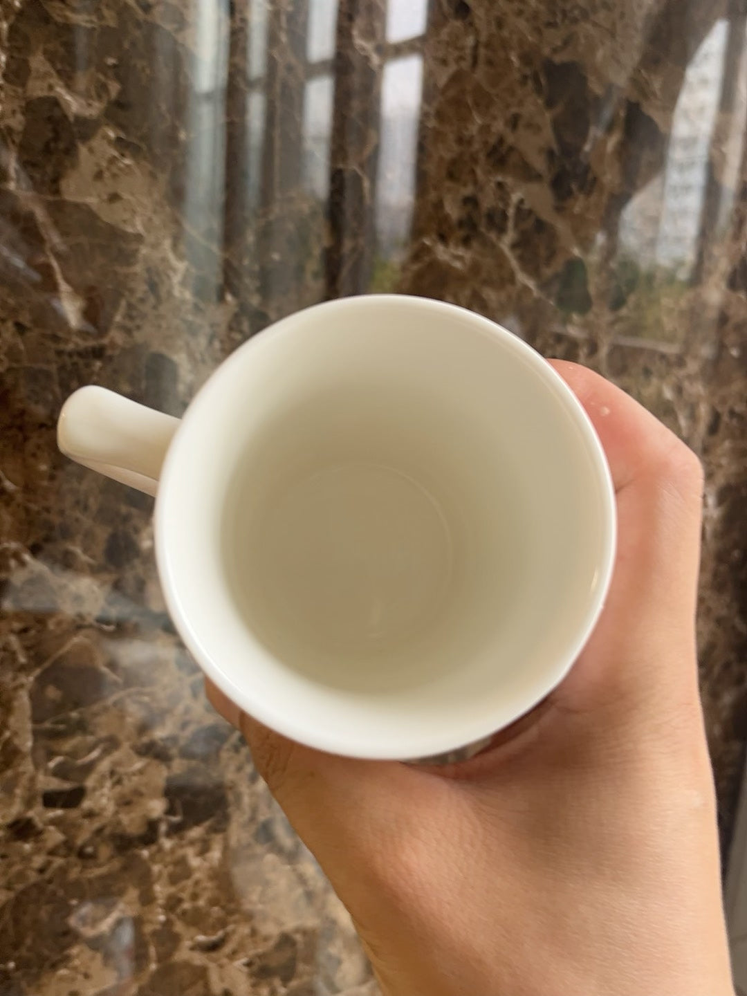 Taza de cerámica pintada a mano con fresa y conejo 300ml