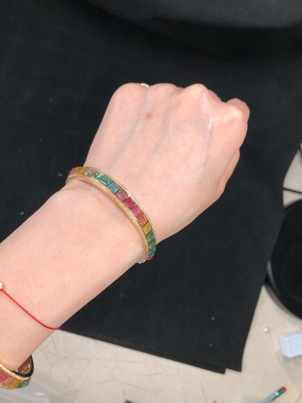 Armreif mit Regenbogen-Edelsteinen in Gold