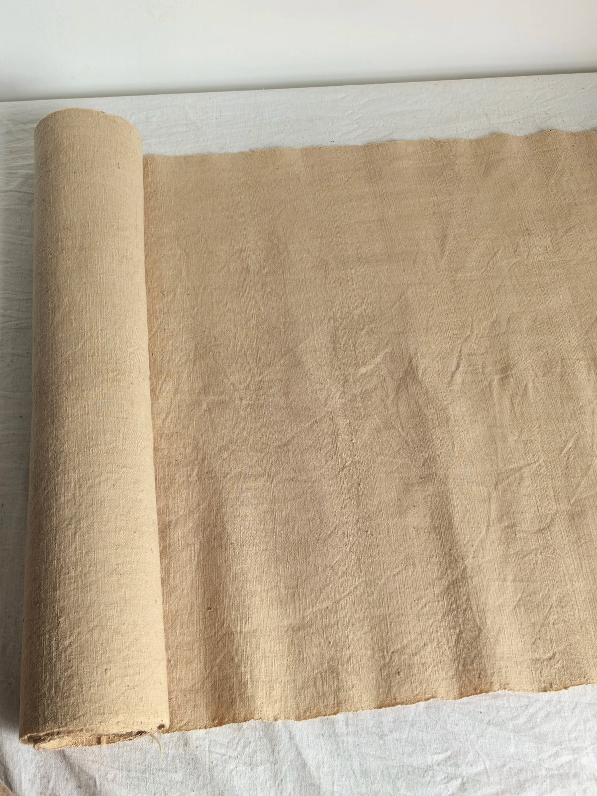 Handgeweelde katoen stof geverfd met zwarte thee 45cm breed
