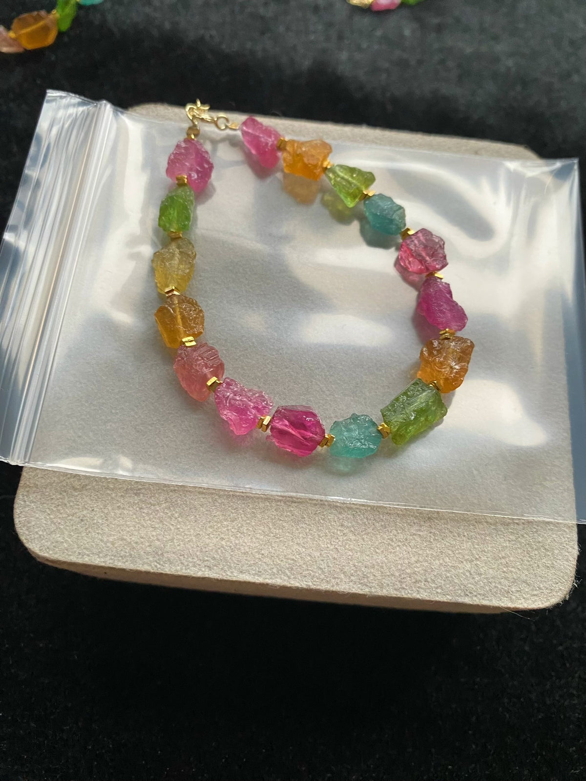 Pulsera arcoíris de turmalina en bruto