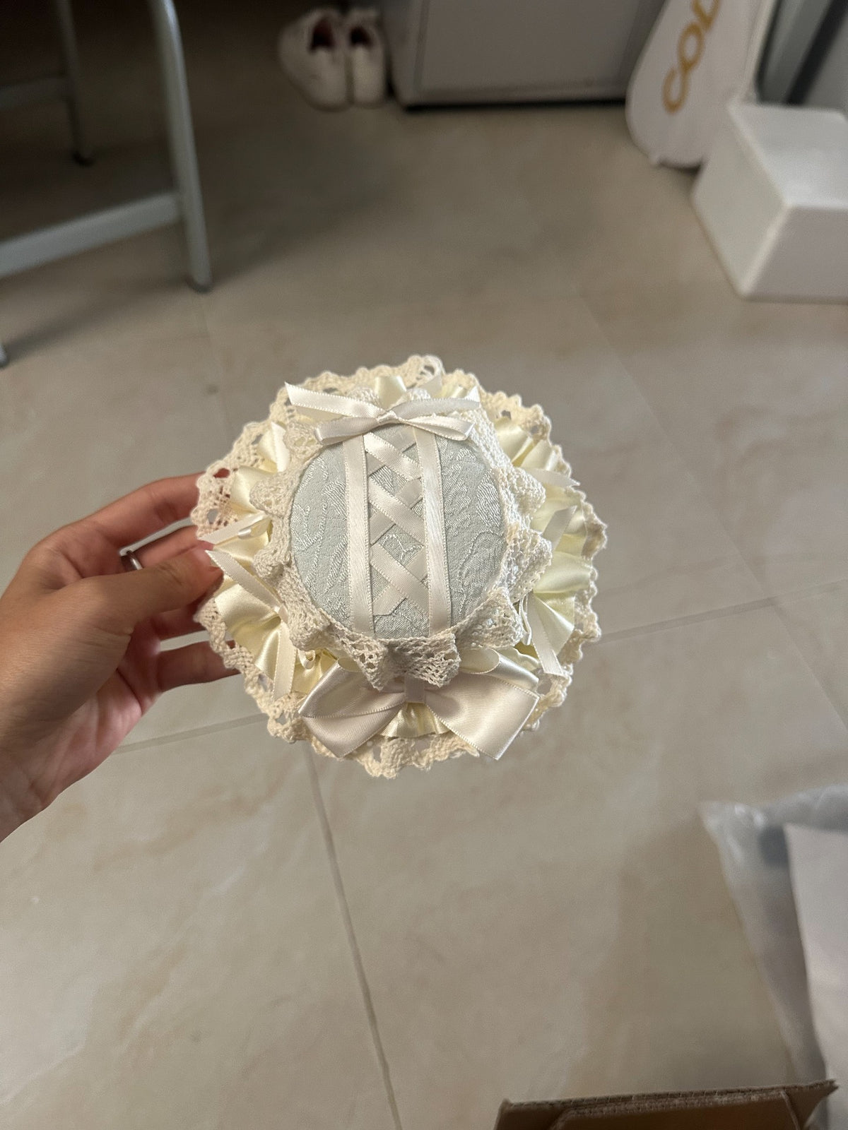 Elfenbein-Haube im Lolita-Stil mit Spitze