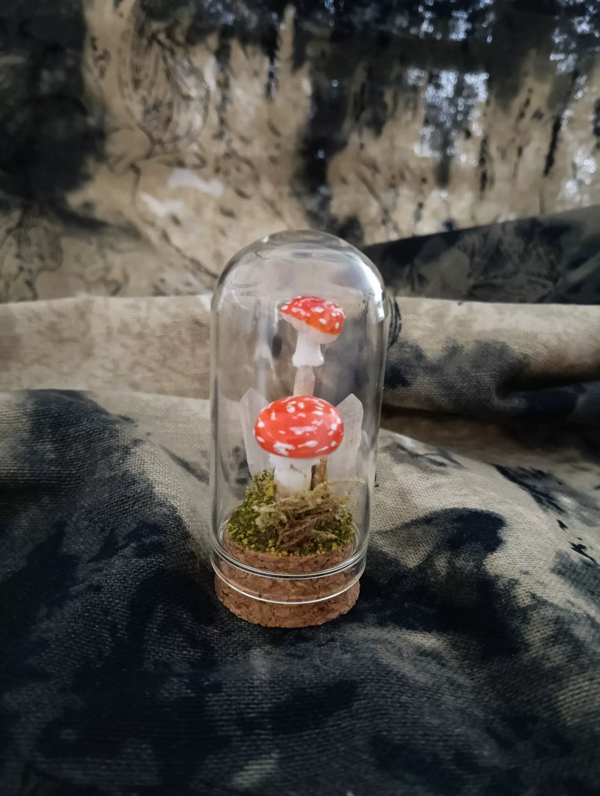 Handgefertigtes Pilz-Terrarium in Glasglocke