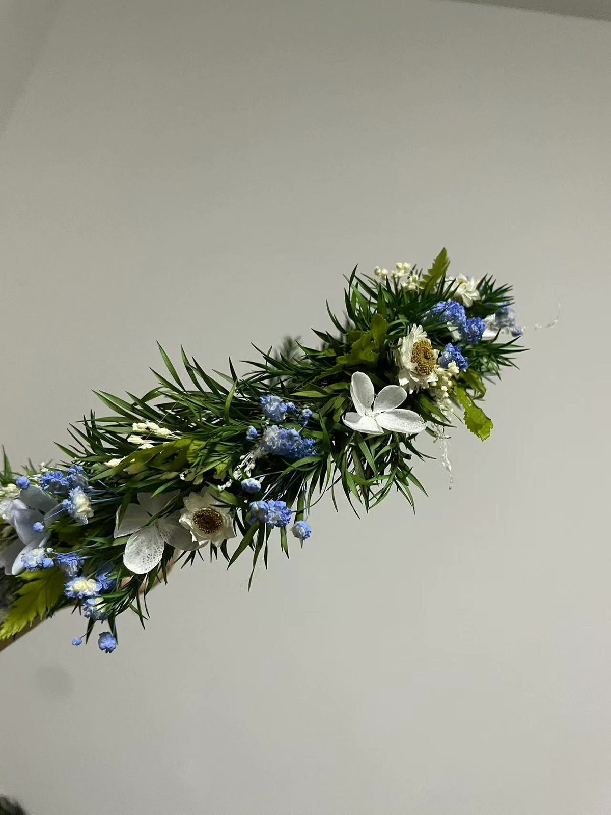Coroa de Flores Preservadas Azul e Branco