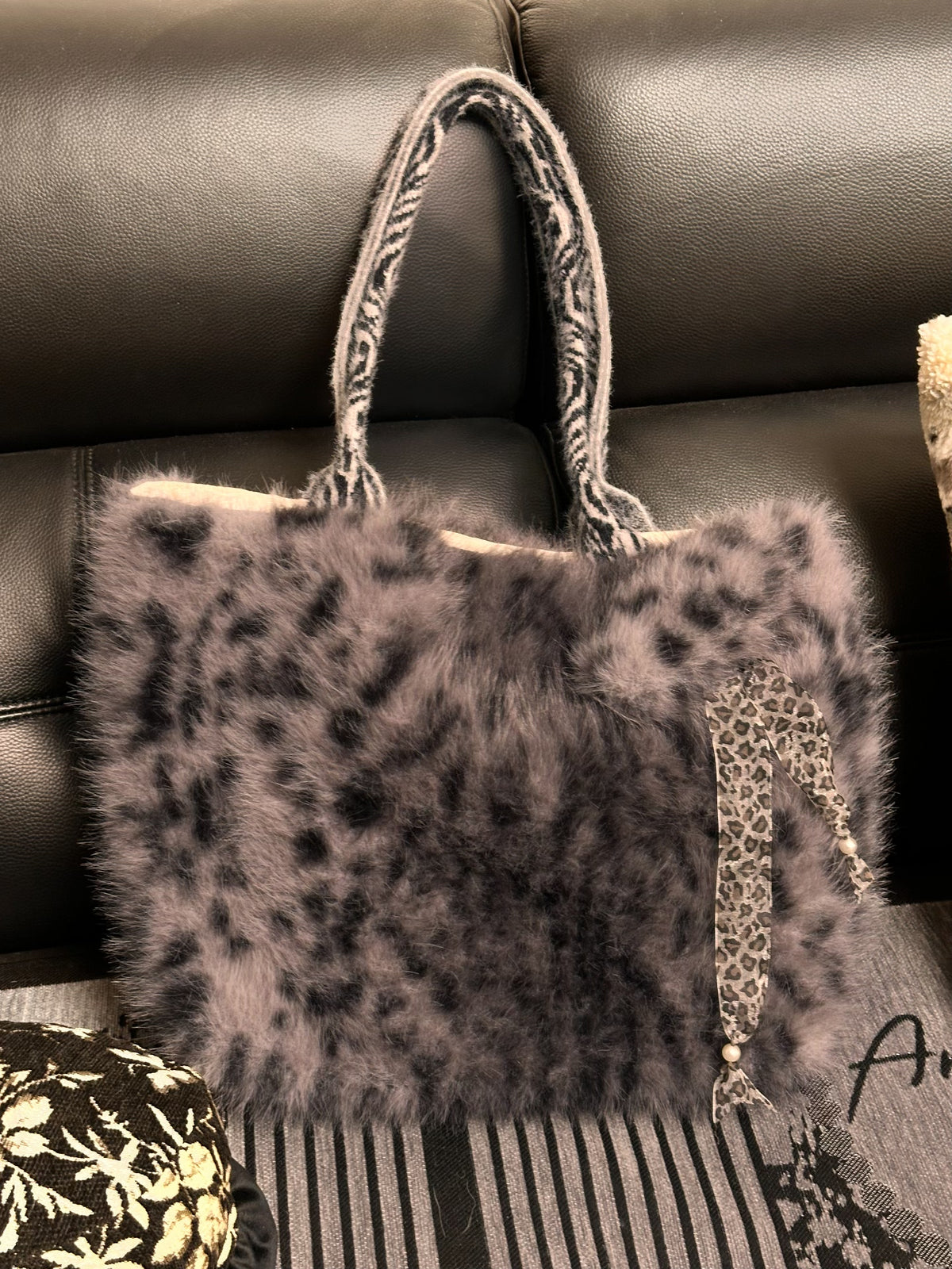 Tote-väska i konstpäls med leopardprint