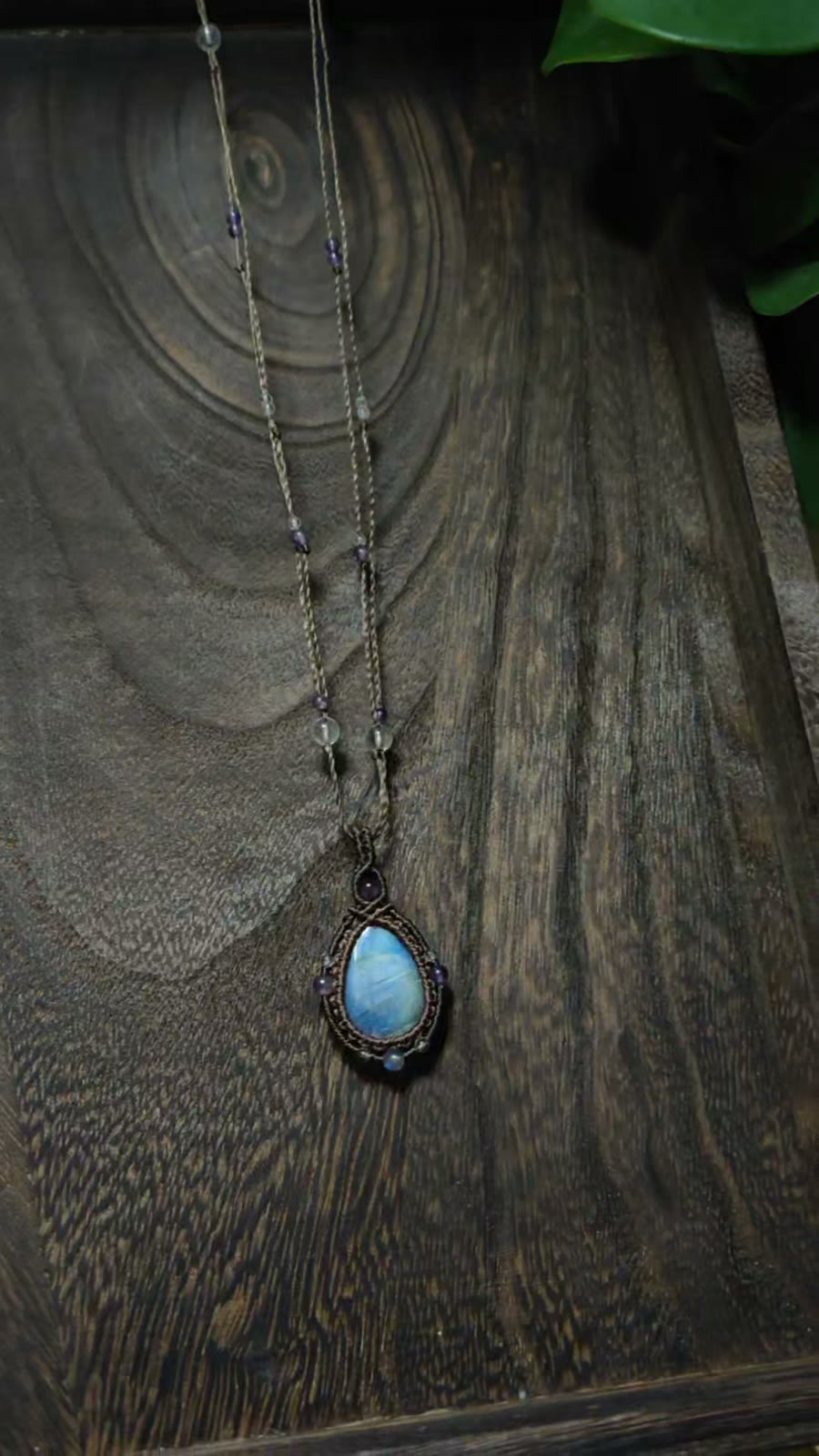 Colar de Macramé com Labradorite Feito à Mão e Contas Roxas
