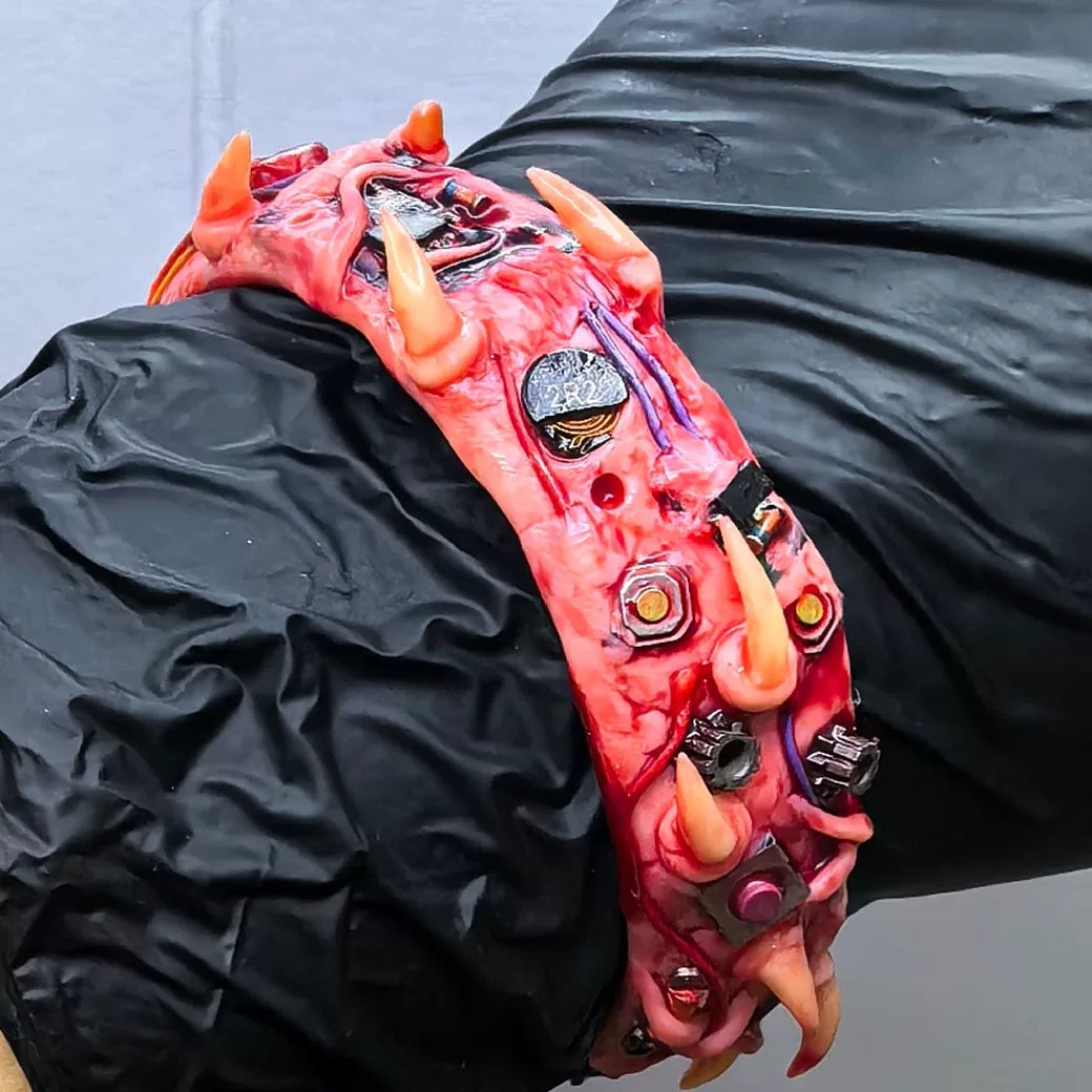Pulseira Bracelete Aberto Biomecânica de Resina Vermelha