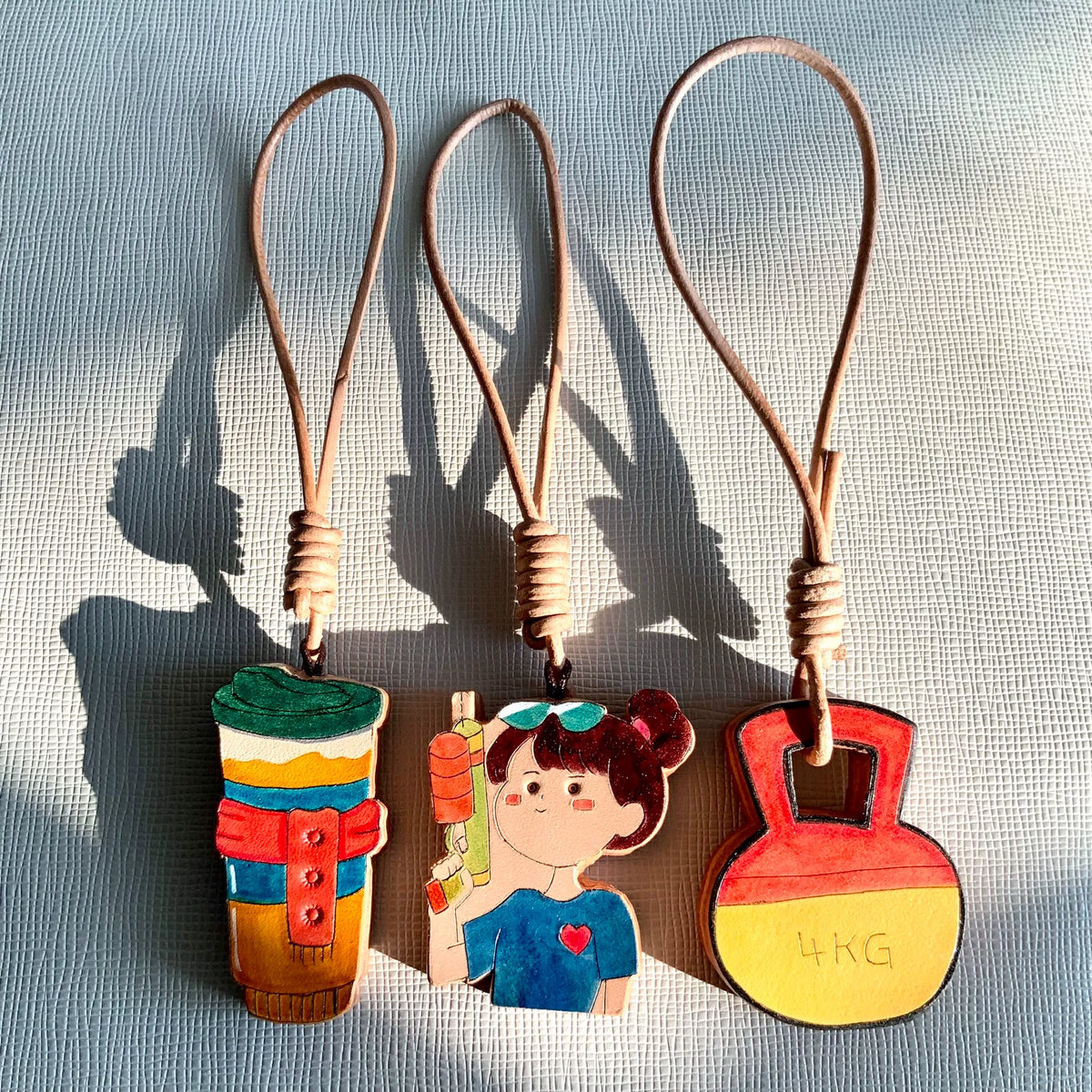 Handgesneden lederen charm set