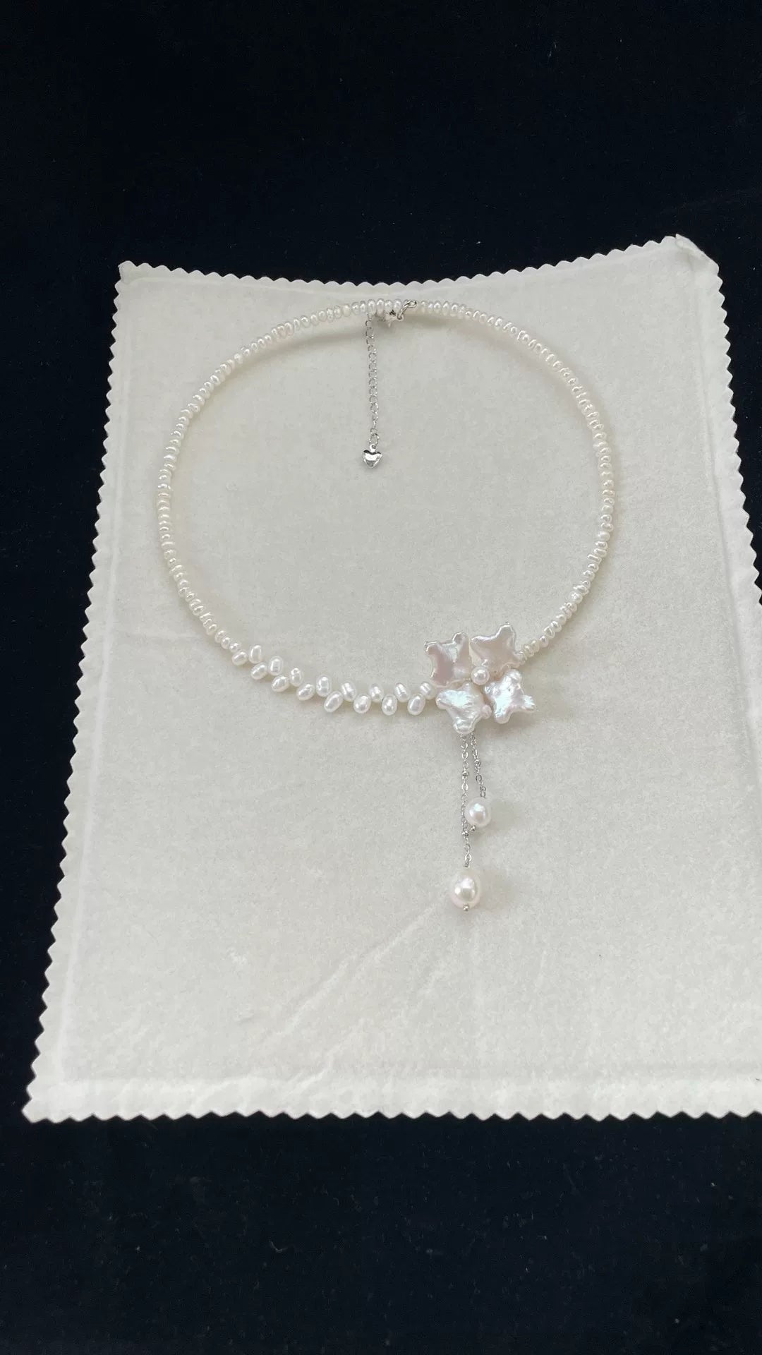 Collier ras-du-cou en perles naturelles avec pendant papillon