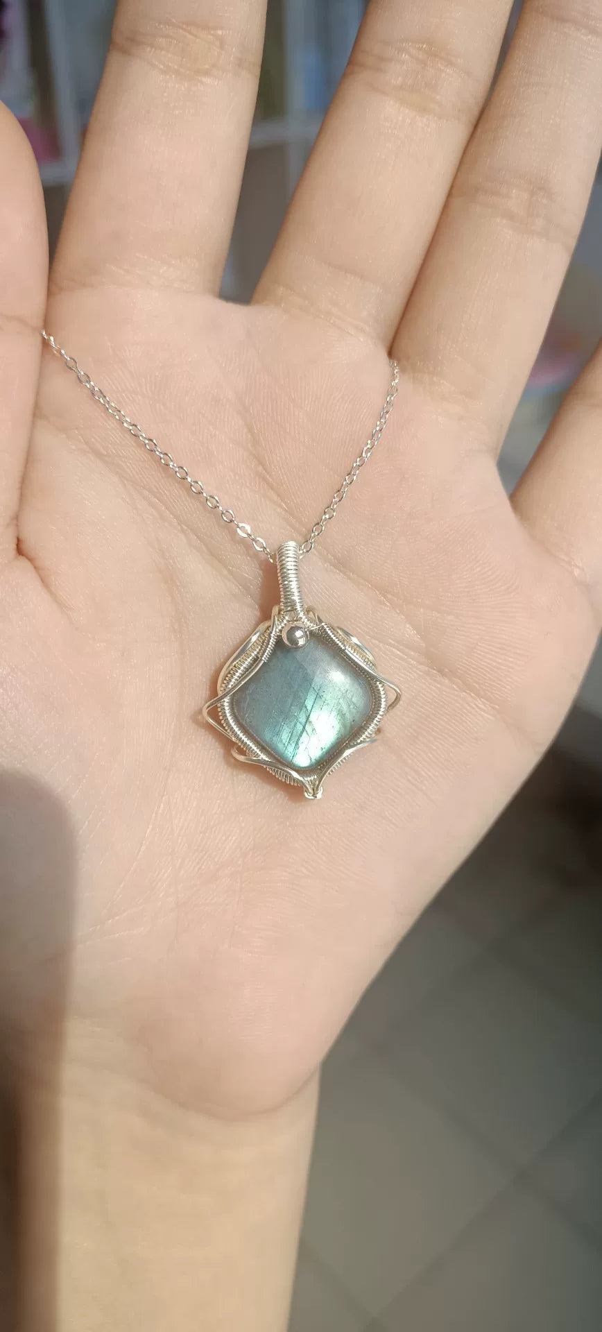 Halsband med diamantformad labradorit och trådlindning