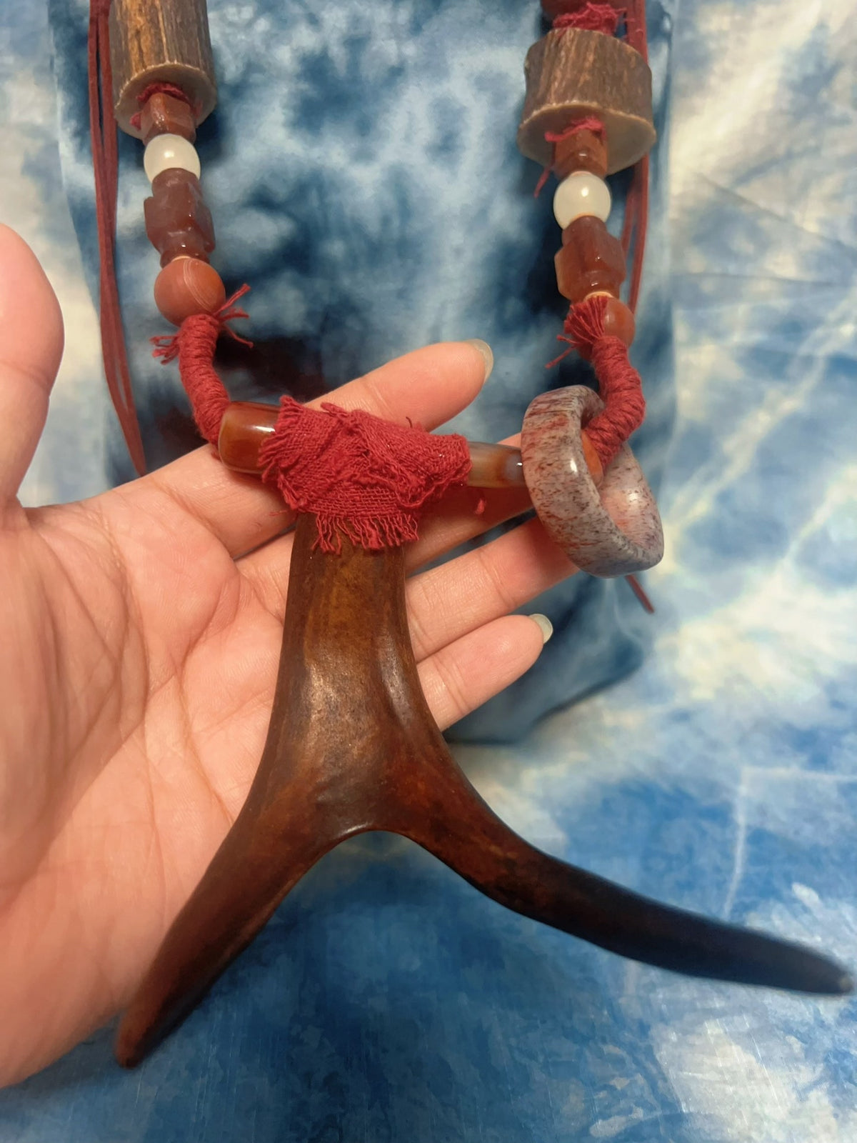 Collier pendentif en bois de cerf fait main