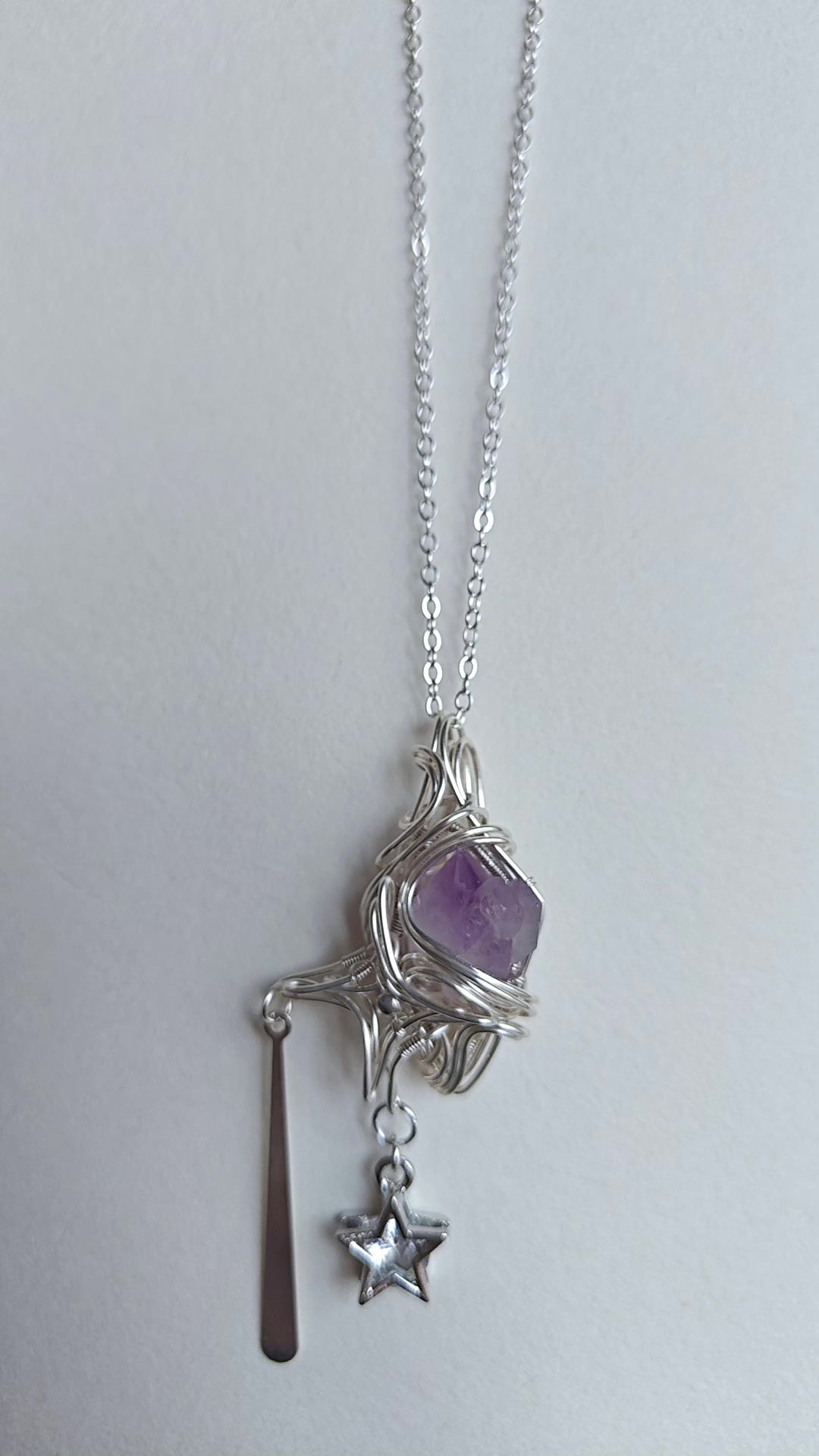 Collier pendentif améthyste artisanal torsadé de fil