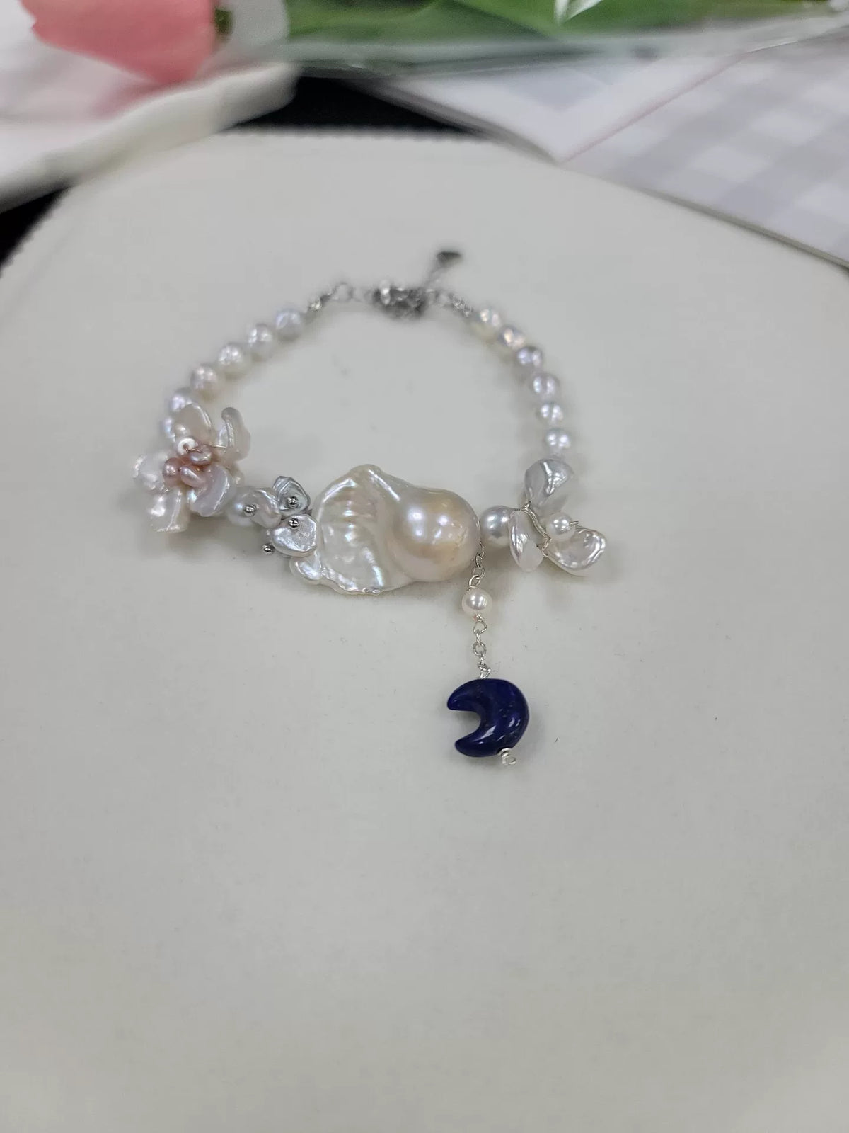 Bracciale in Perle con Ciondolo Luna in Lapislazzuli