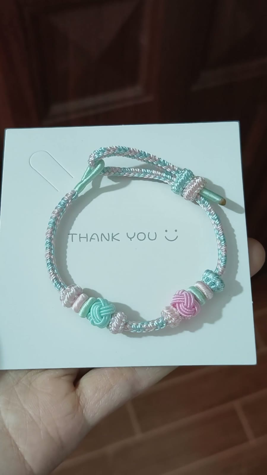 Pulsera de cordón en degradado rosa y menta tejida a mano