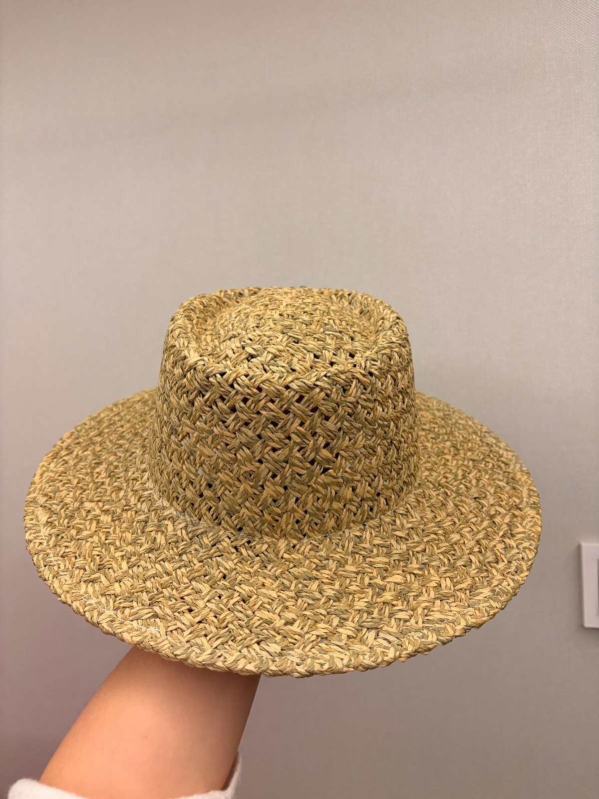 Cappello in paglia intrecciato a mano a tesa larga e calotta piatta