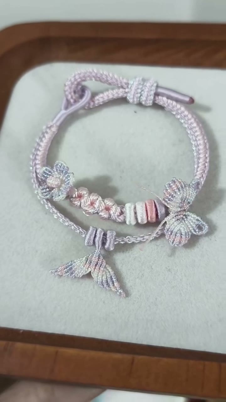 Pulseira Trançada à Mão Gradiente Roxo Rosa com Pingente de Borboleta