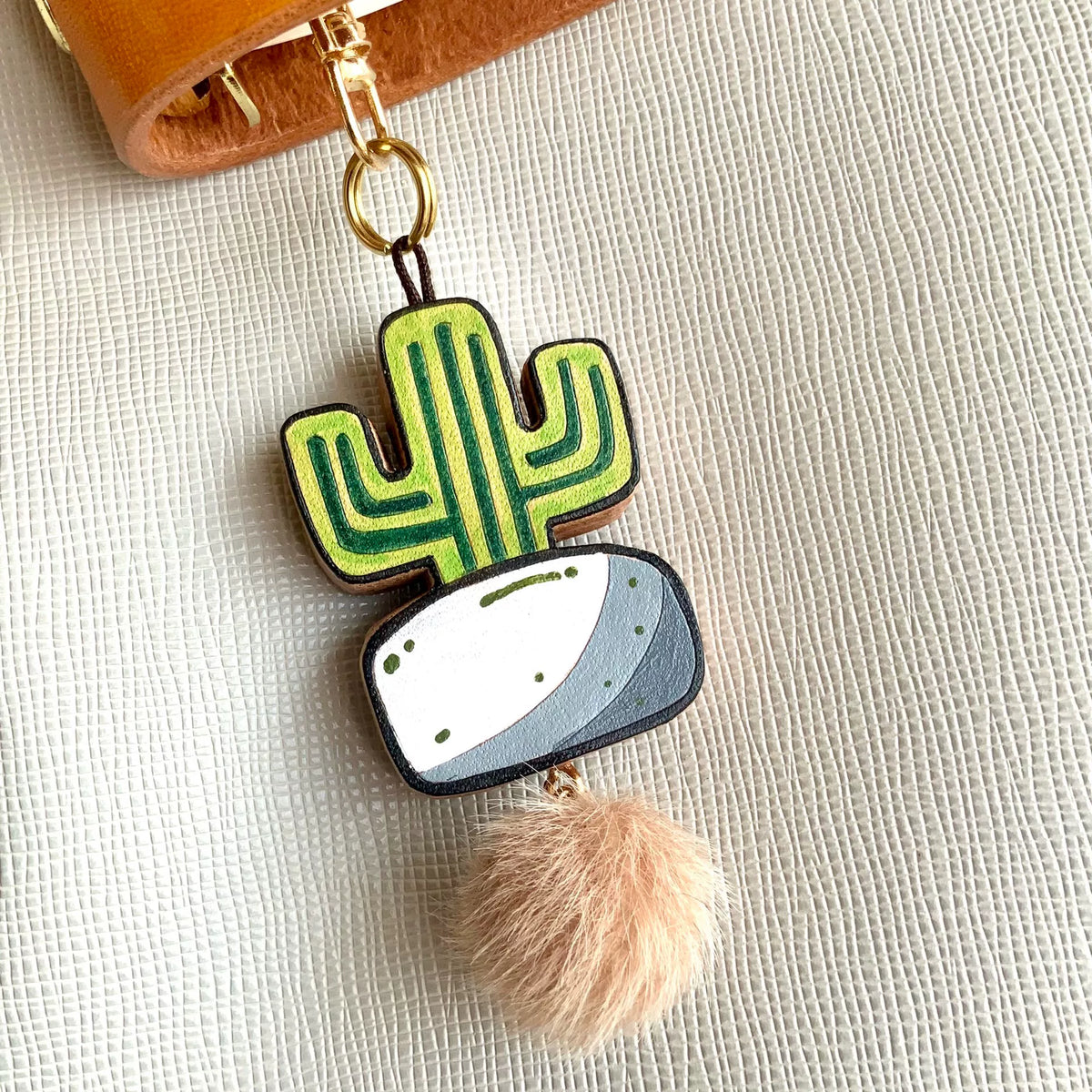 Pingente de Couro Cacto Pintado à Mão com Pom-Pom de Pele