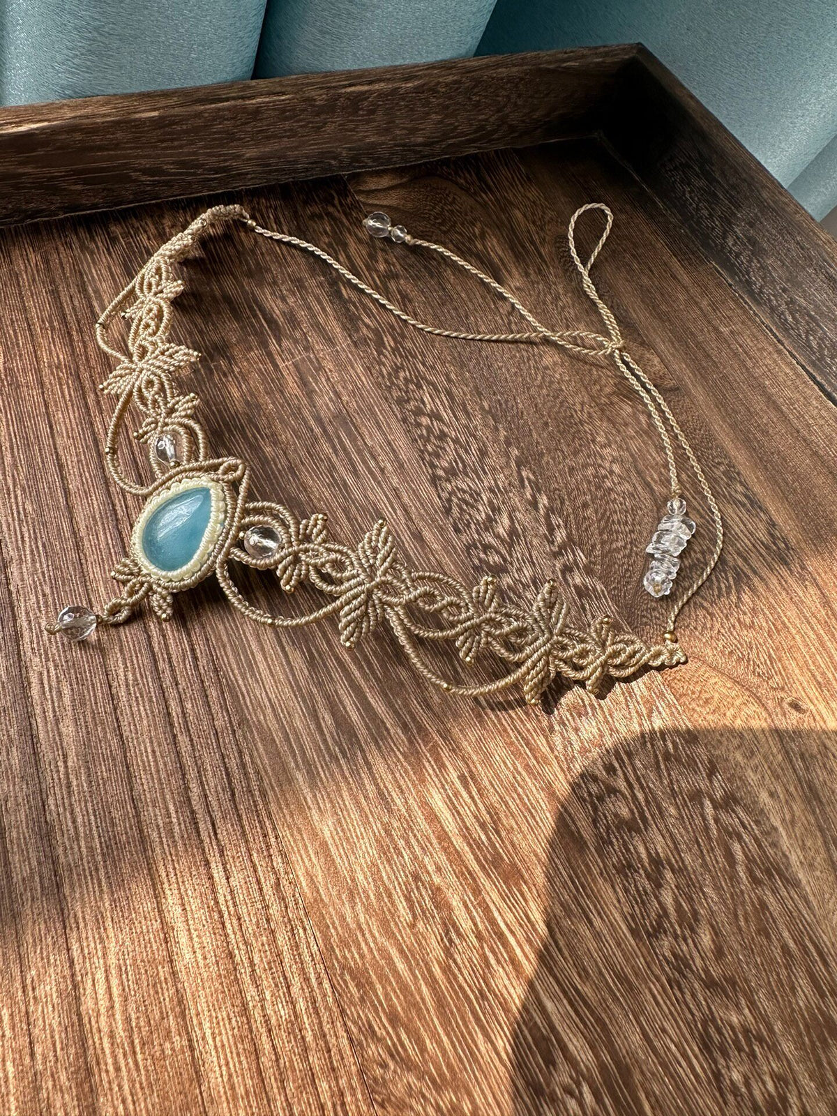 Gargantilla de macramé con aguamarina