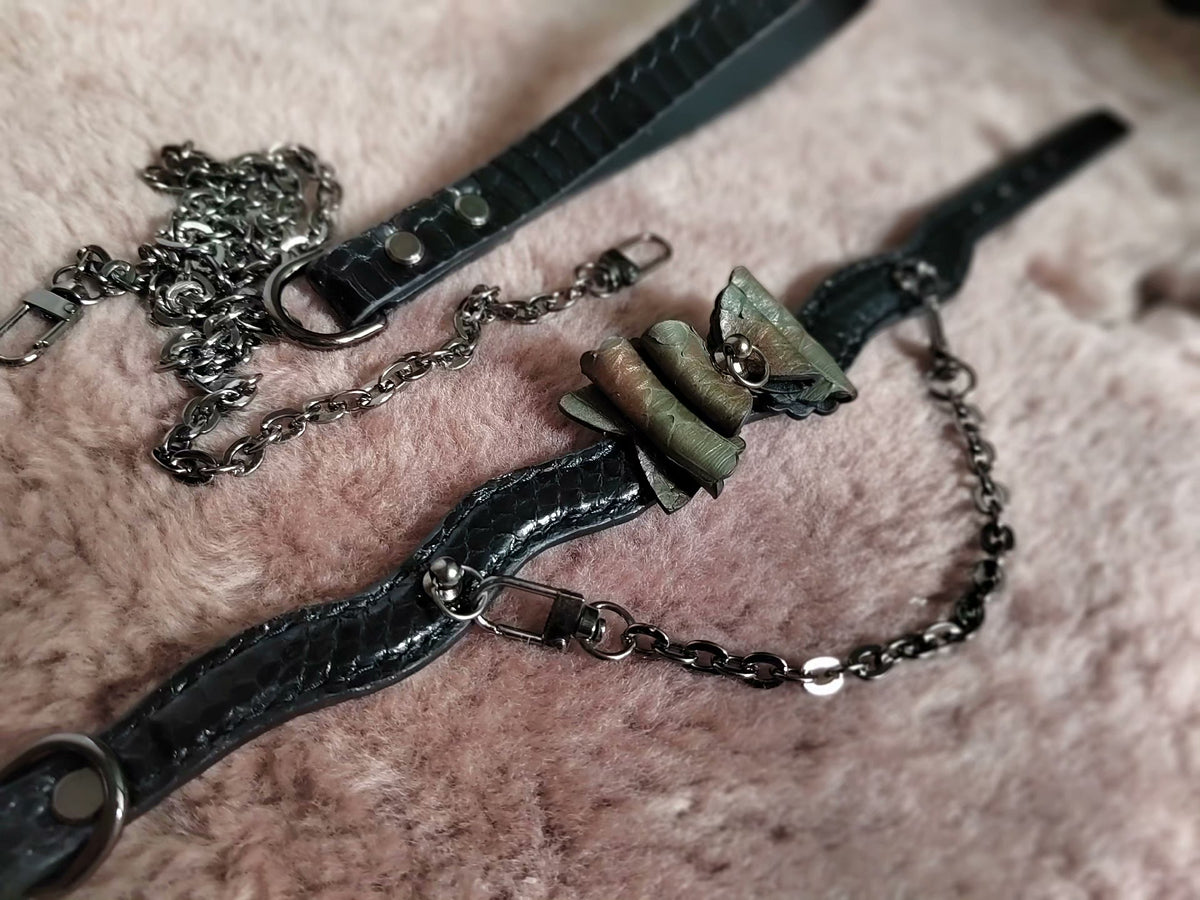Collare per animali con fiocco in pelle di serpente nera
