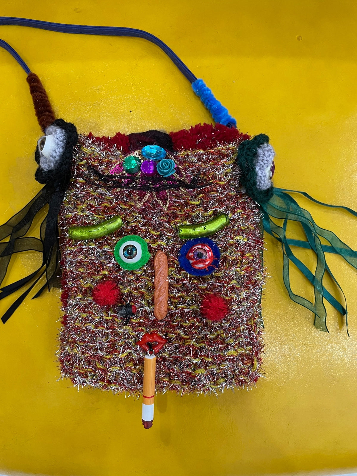 Bolso bandolera para móvil de punto con cara gruñona
