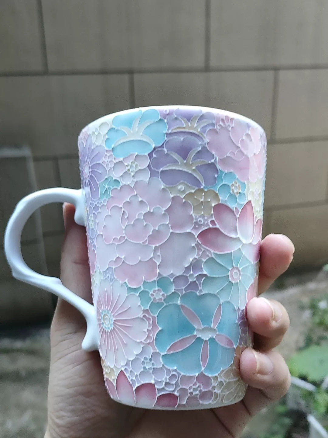 Keramiktasse mit floralem Blumenrelief