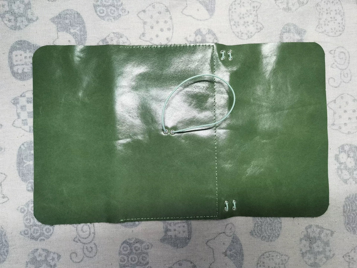 Funda para agenda de cuero verde con aceite y cera
