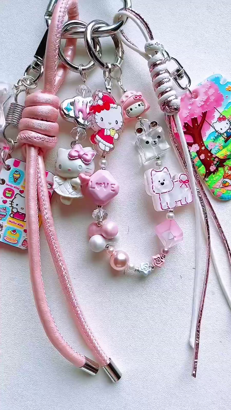 Rosa Hello Kitty-väskberlock med resinberlocker