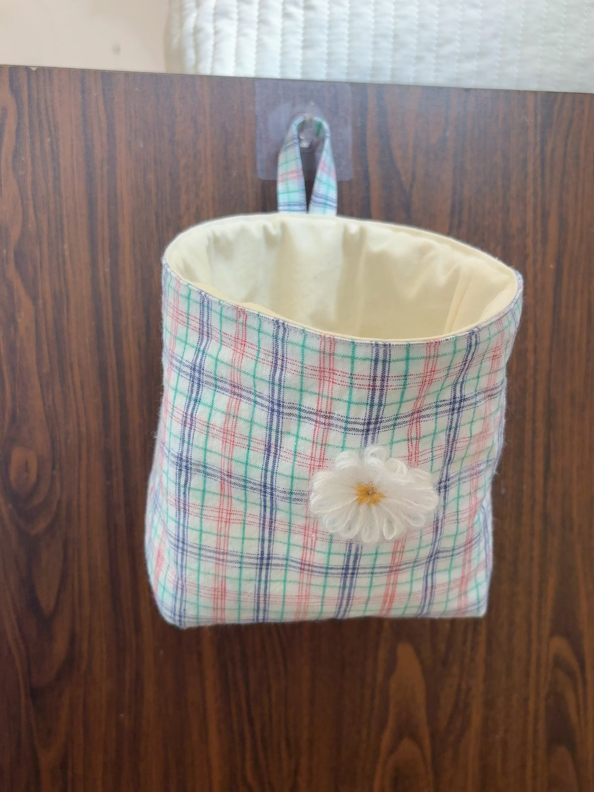Bolsa colgante de algodón tejido a mano con flor de crochet