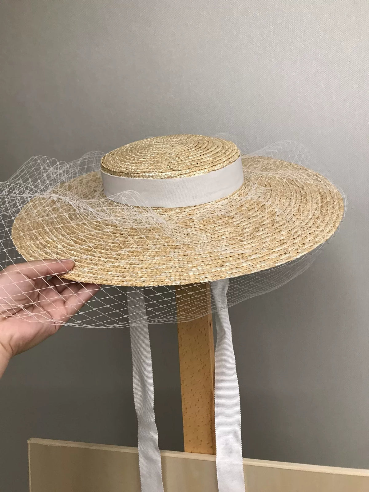 Chapéu de Palha de Aba Larga com Véu de Rede Branco