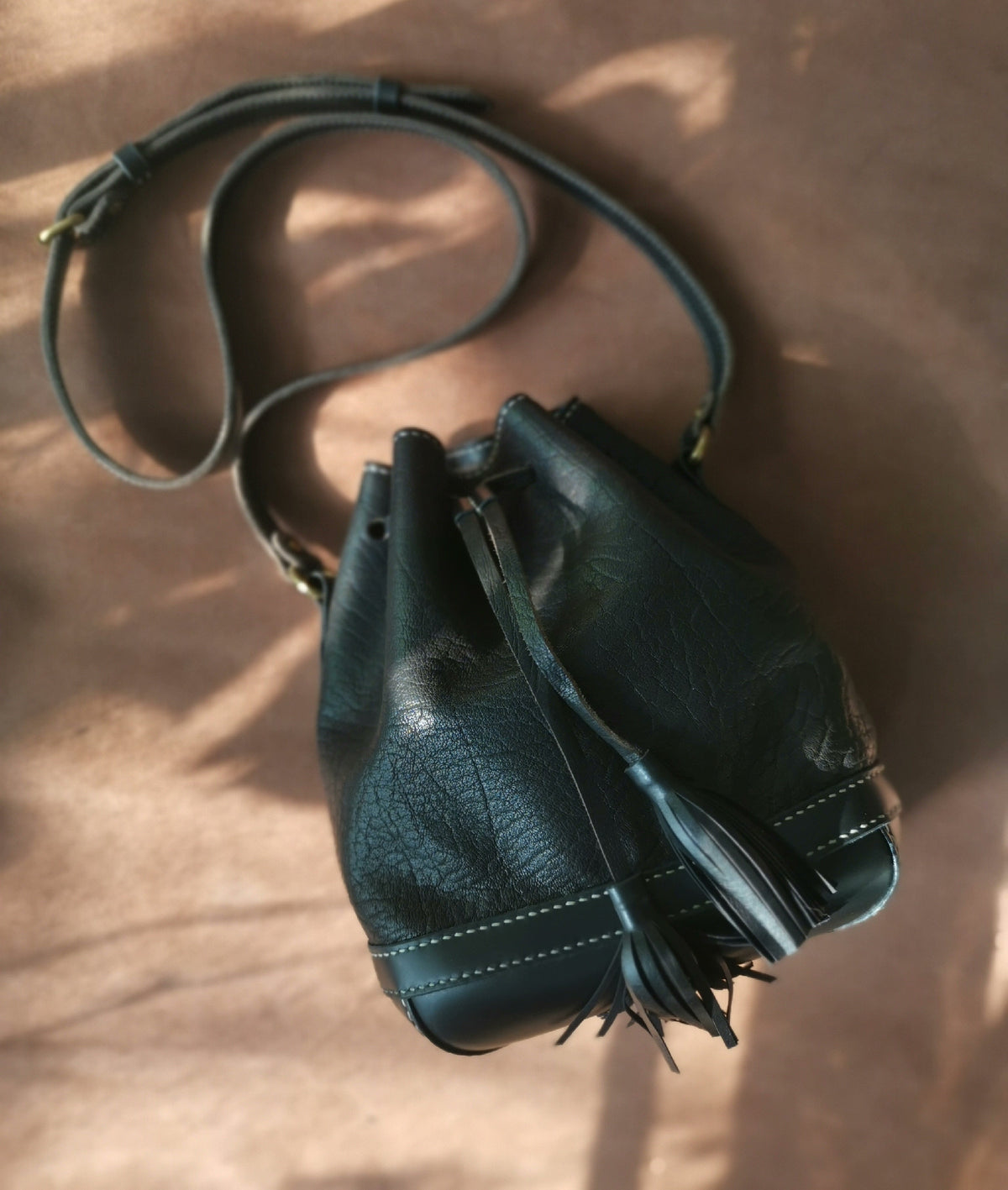 Sac seau en cuir tanné au végétal style vintage