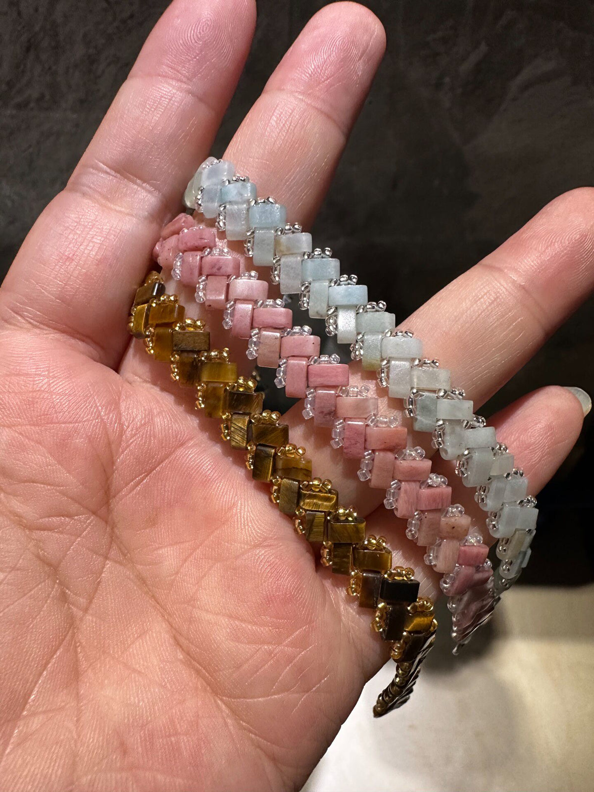 Armbandstrio i natursten med diagonal vävteknik