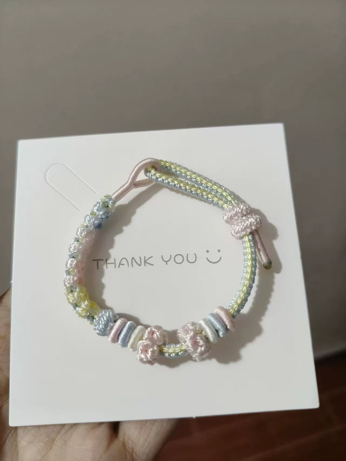 Pulseira Entrelaçada Gradiente Rosa e Azul Feita à Mão