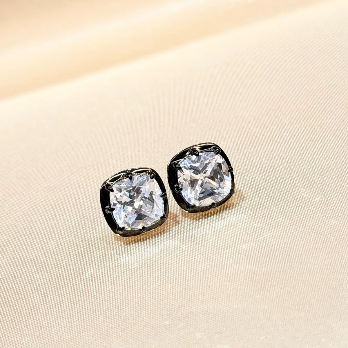 S925シルバー ブラックエナメル クッション ピアス