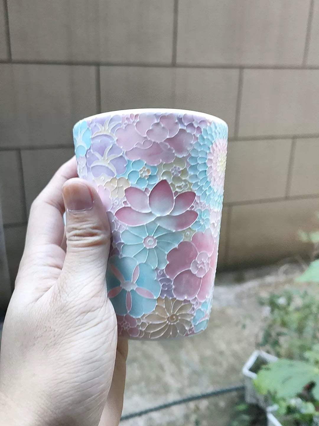 Keramiktasse mit floralem Blumenrelief