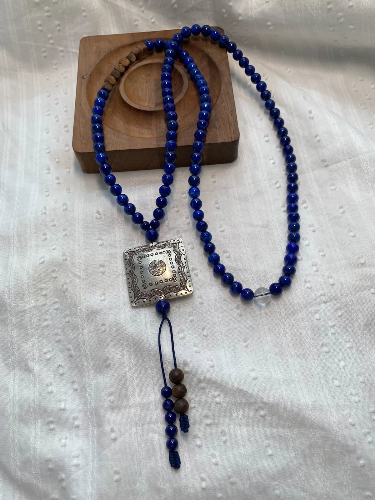 Collana lunga a perline in lapislazzuli