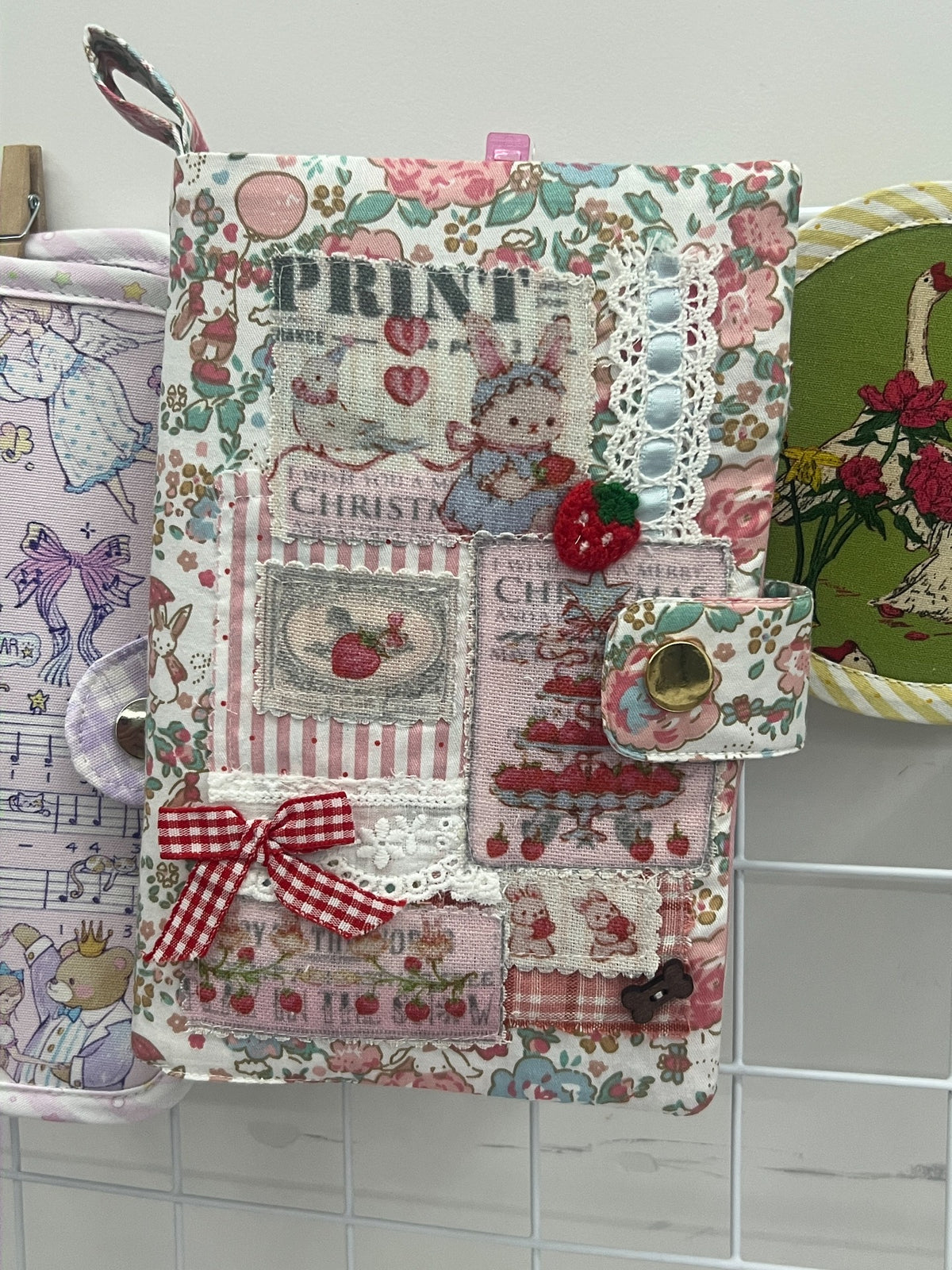 Funda de tela para libreta A6 con patchwork de conejos y fresas