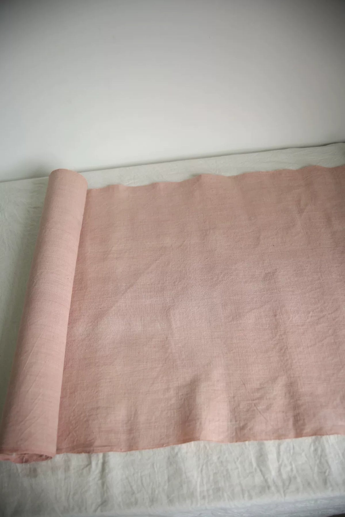 Tecido Rosa Tingido com Plantas de Raiz de Rubia