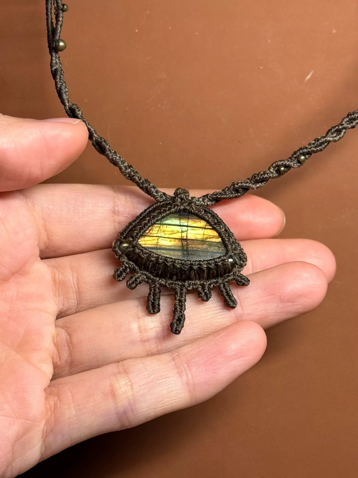 Collana con pendente in labradorite in macramé fatta a mano
