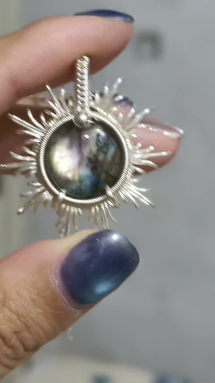 Colgante de cobre con labradorita envuelto en alambre