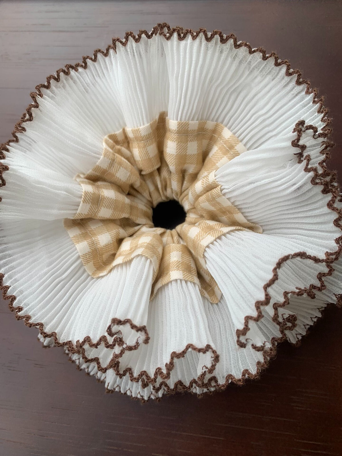 Accessoire de cheveux fleur vichy blanc et bords festelonnés