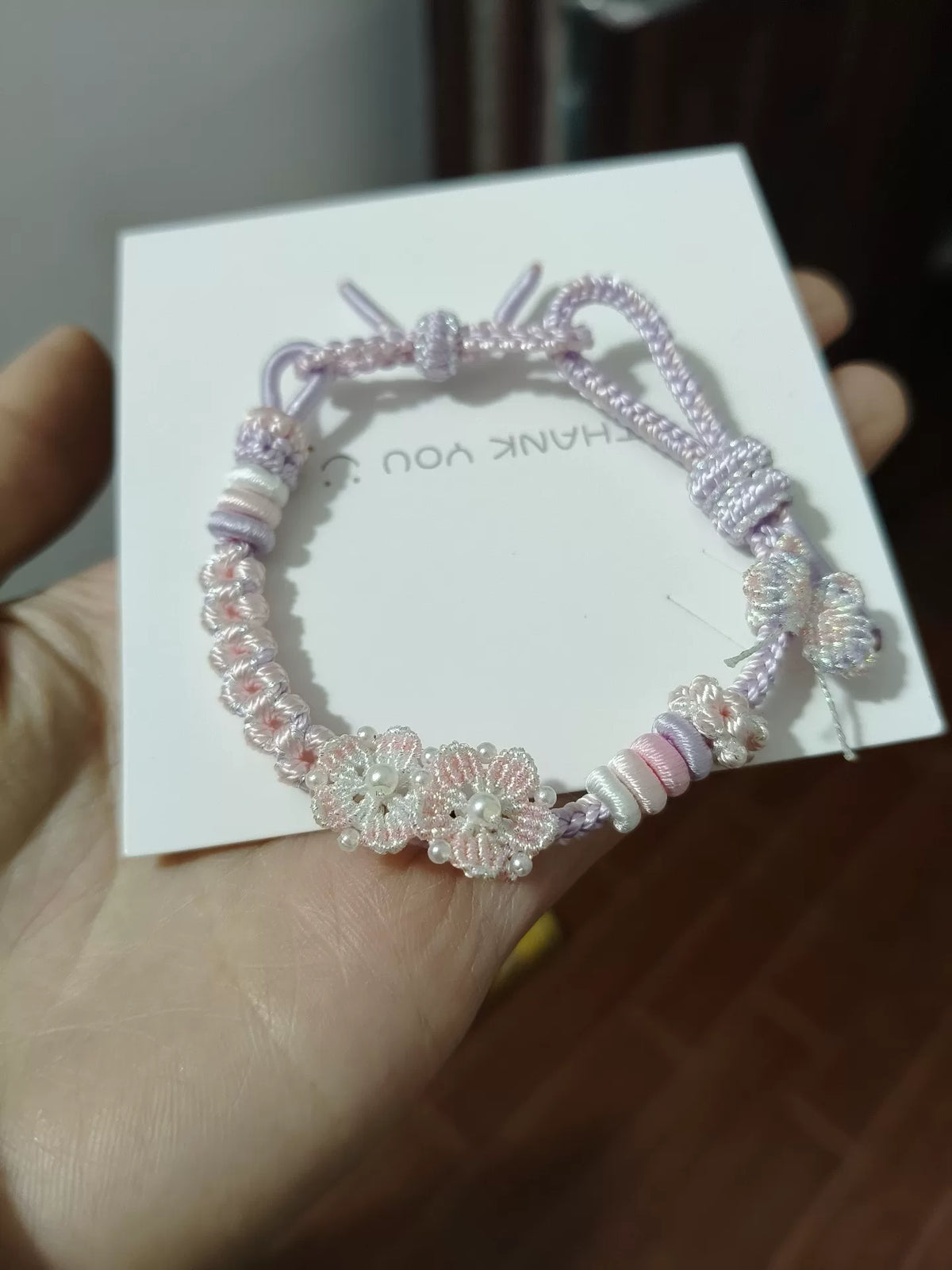 Pulseira de Flor em Cordão Trançado Rosa e Branco