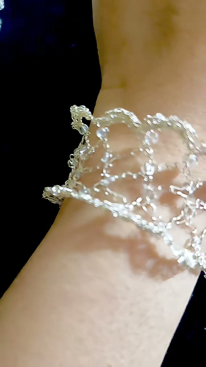 Bracelete de Renda em Fio de Metal Crochetado à Mão