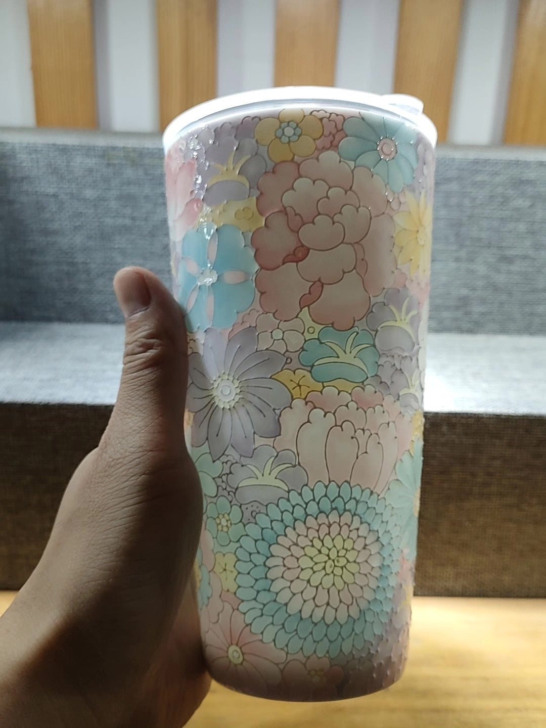 Extragraßer Jingdezhen handbemalterter floraler Keramik-Reisebecher