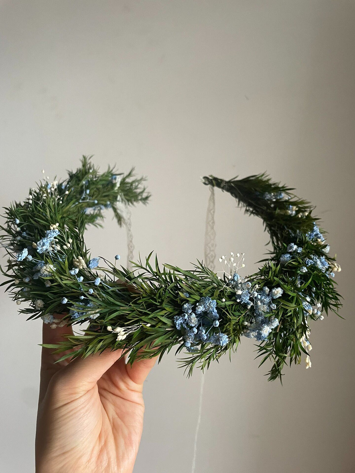 Corona da testa con fiori preservati blu e bianchi