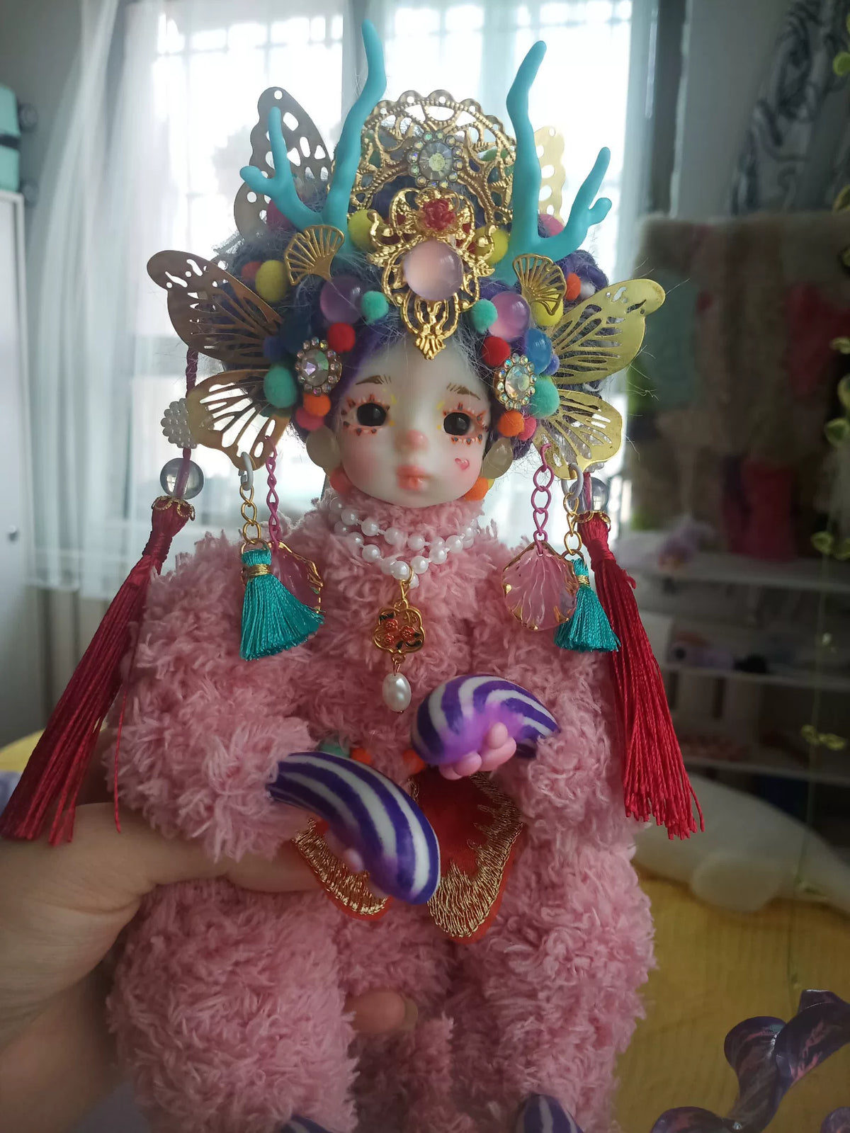 Figurine en peluche créature fantastique opéra de Pékin 45 cm
