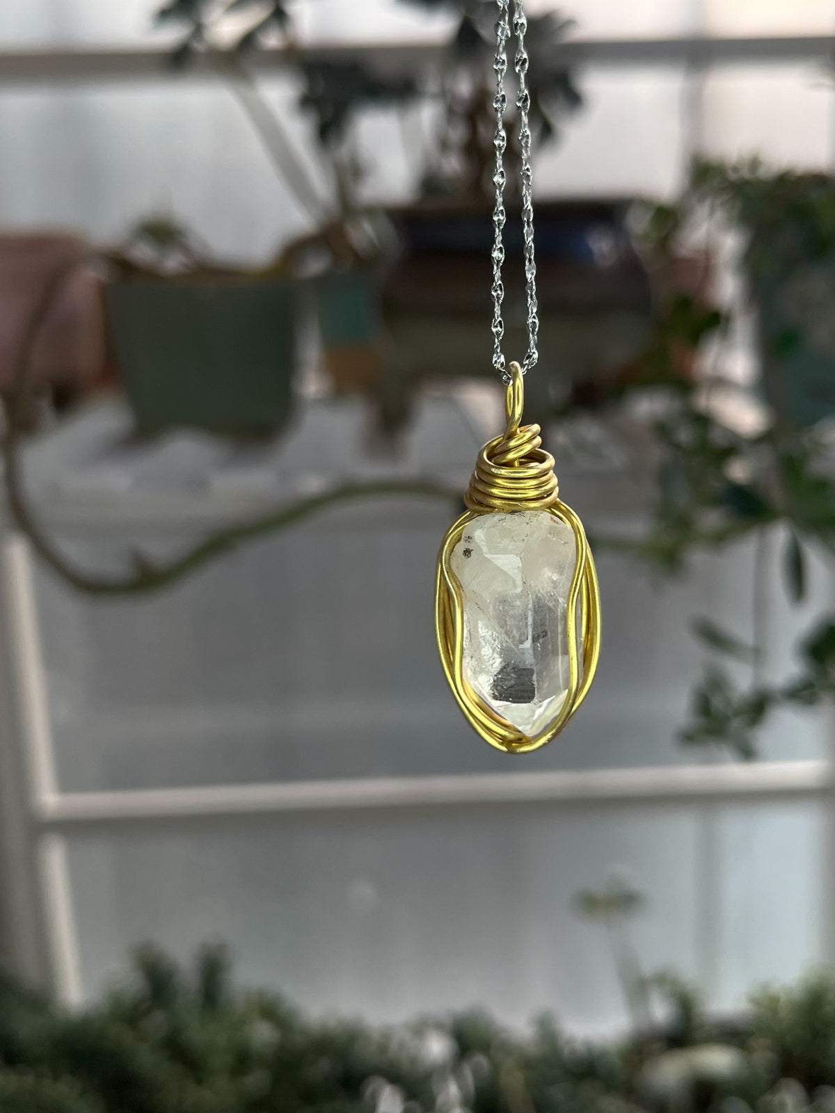 Pendentif en quartz blanc et laiton artisanal