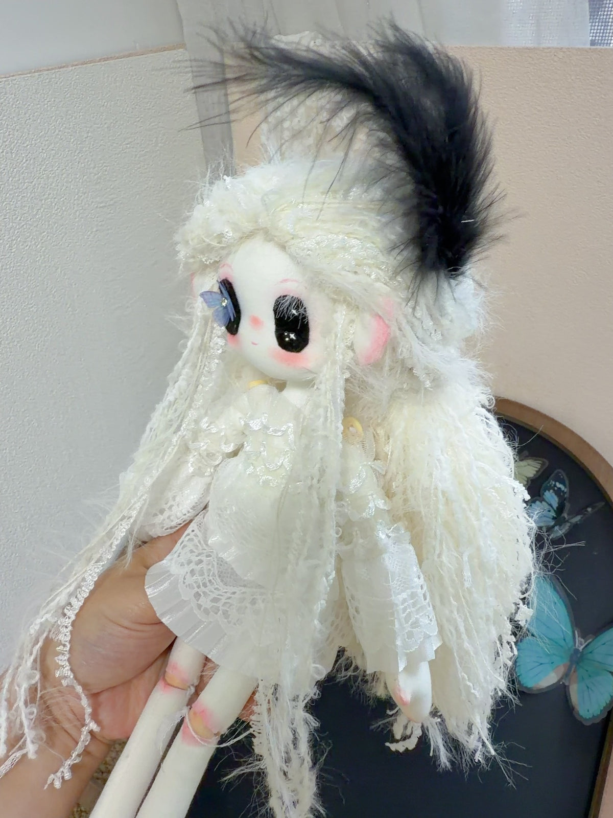 Handgefertigte Stoffkunstpuppe mit Spitzenkleid